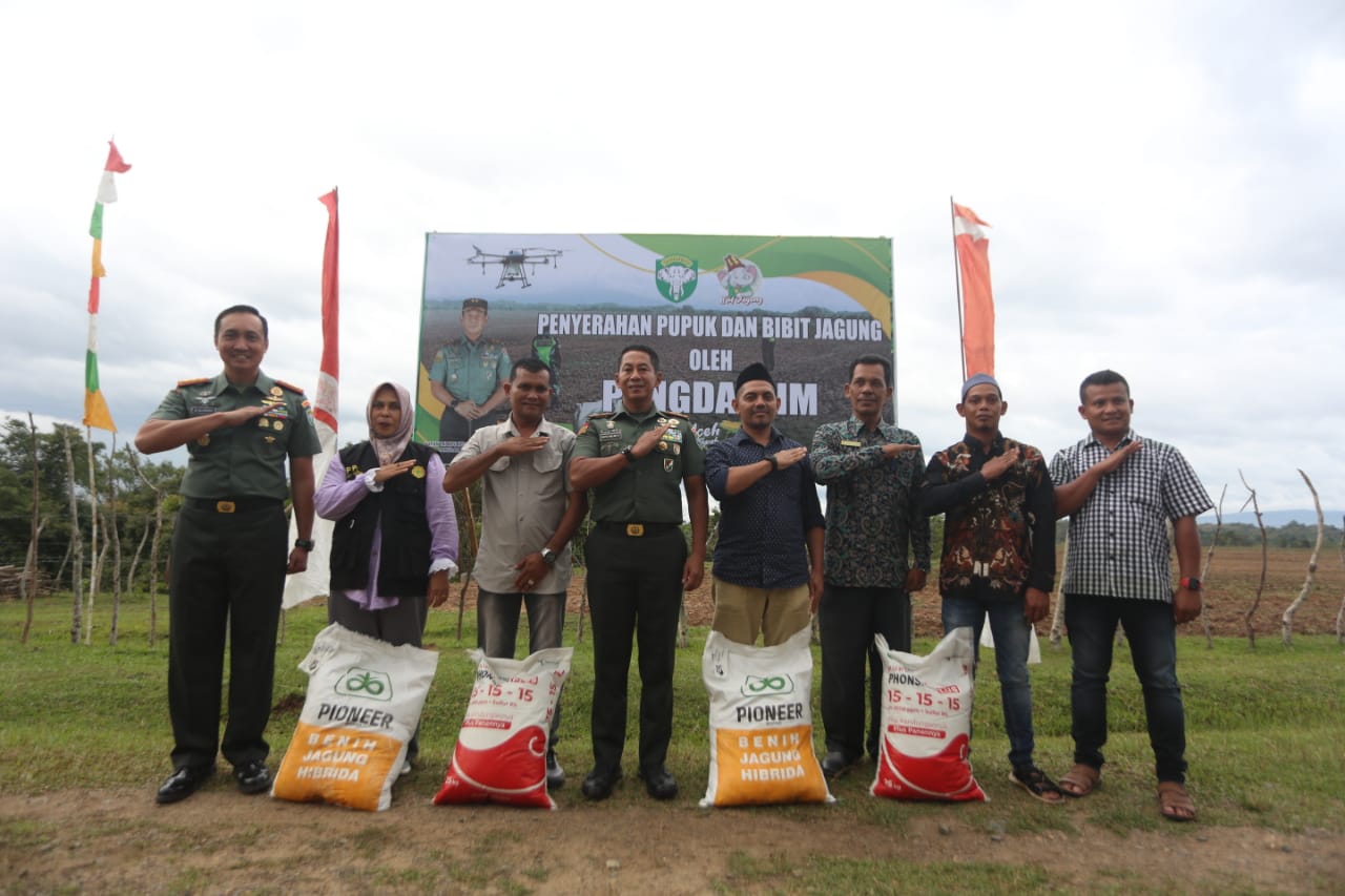 Pangdam IM Buka Lahan Baru I'M Jagong dan Serahkan Bibit Jagung untuk Warga Siron Blang.