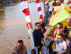 Penjabat Gubernur Meriahkan Lomba Perahu Hias PKA-8