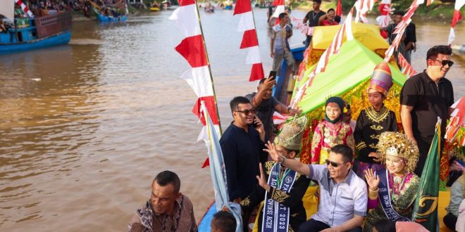 Penjabat Gubernur Meriahkan Lomba Perahu Hias PKA-8