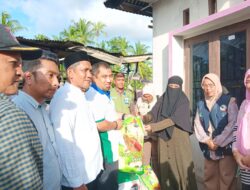 Pj Bupati Aceh Besar Serahkan Bantuan Masa Panik untuk Korban Kebakaran di Gue Kuta Baro