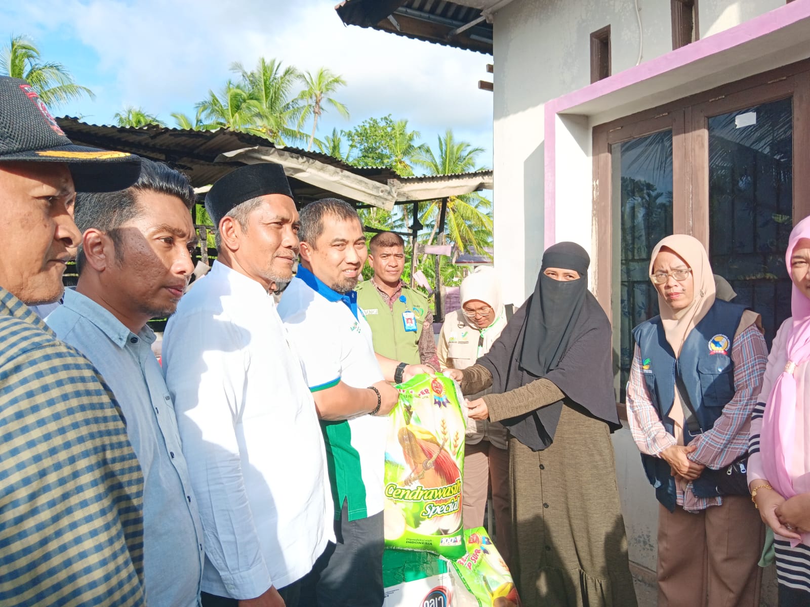 Pj Bupati Aceh Besar Serahkan Bantuan Masa Panik untuk Korban Kebakaran di Gue Kuta Baro