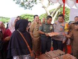 Pangdam IM, PJ Gubernur Aceh dan Kapolda Aceh membuka kegiatan Bakti Sosial Kesehatan dan Pangan Murah Akhir Tahun 2023.