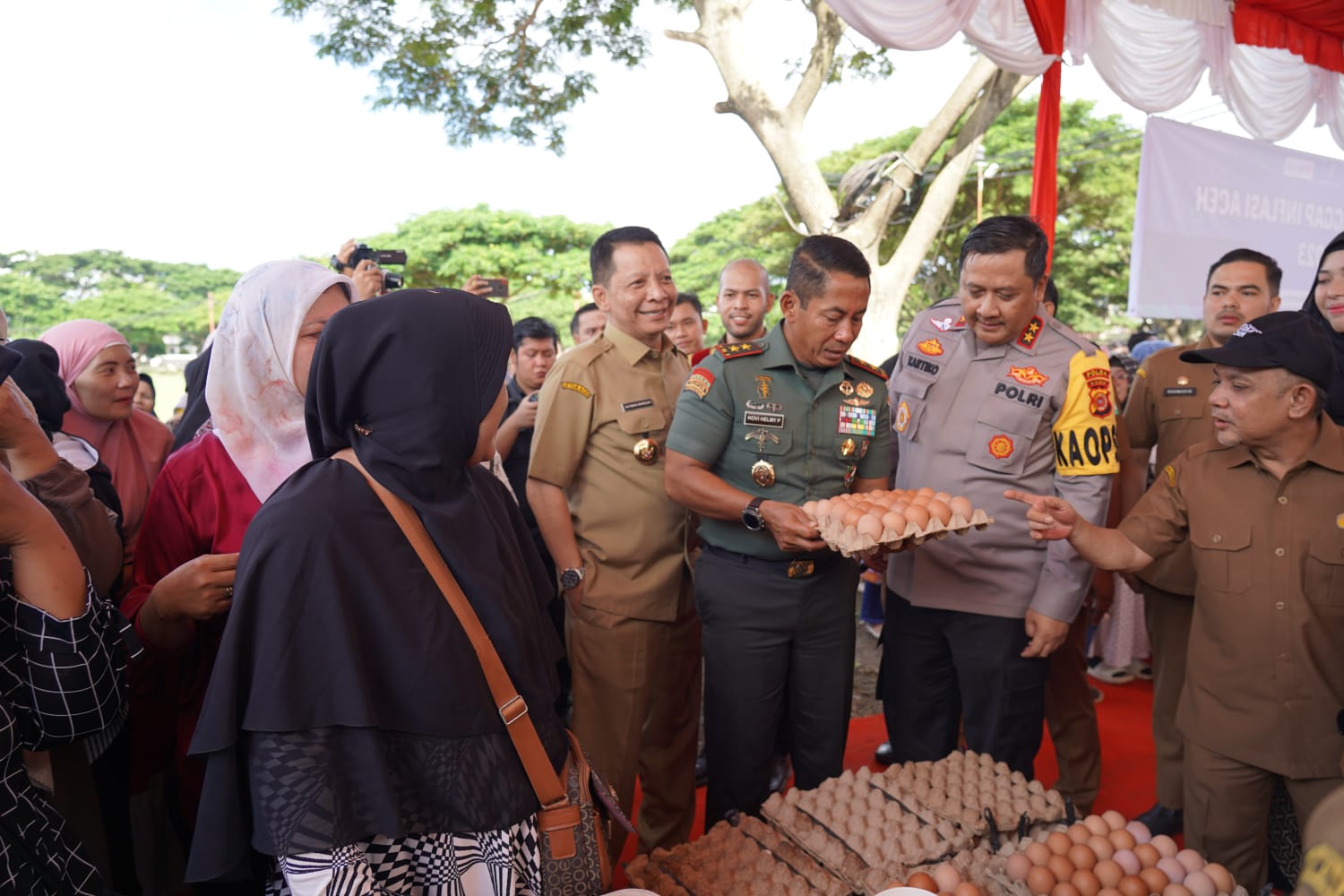 Pangdam IM, PJ Gubernur Aceh dan Kapolda Aceh membuka kegiatan Bakti Sosial Kesehatan dan Pangan Murah Akhir Tahun 2023.