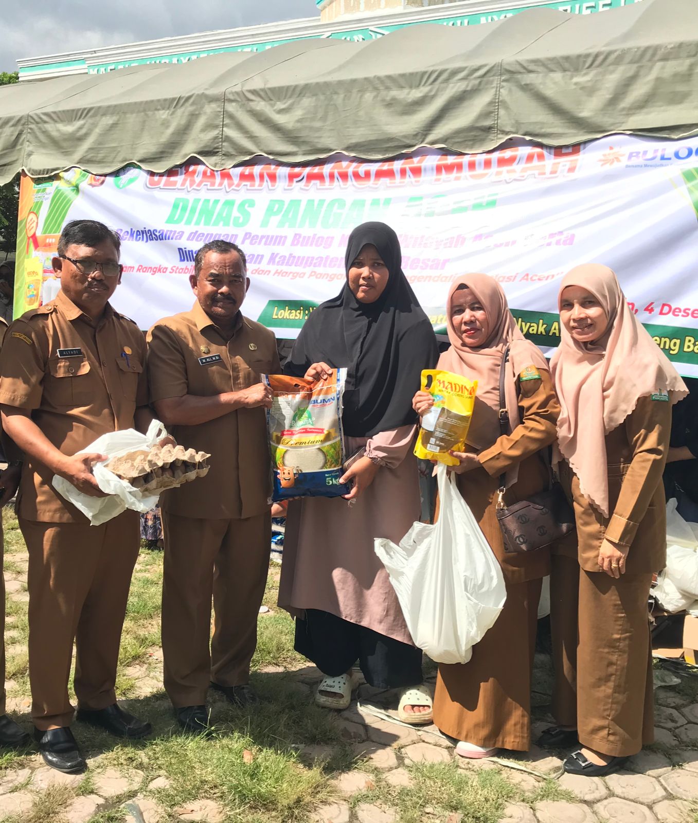 Ratusan Warga Meunasah Papeun Banjiri Gerakan Pangan Murah Aceh Besar