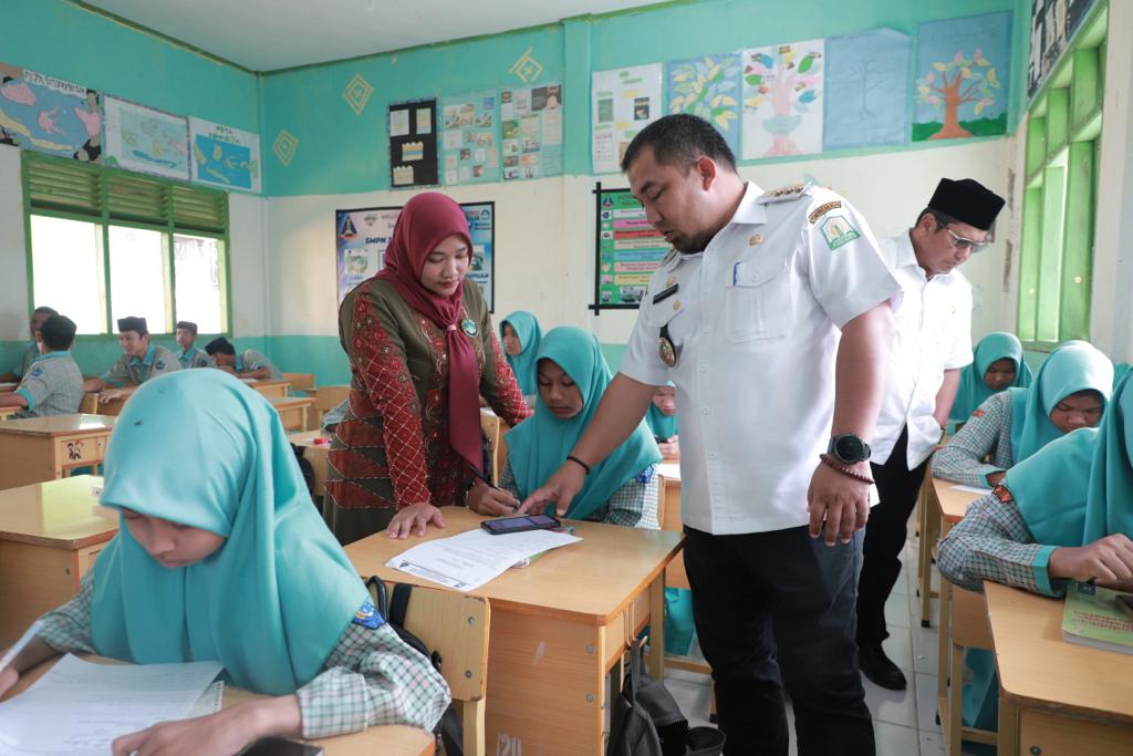 Pj Bupati Aceh Besar Monev Pelaksanaan Ujian SMPN 3 Ingin Jaya