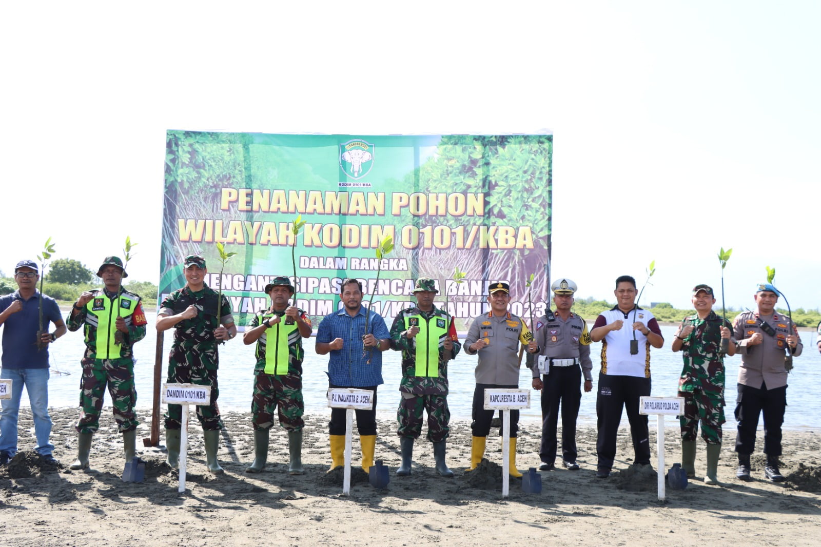 Kapolresta Banda Aceh Hadiri Kegiatan Karya Bakti Bersih-Bersih Pasar dan Penanaman Pohon Mangrove