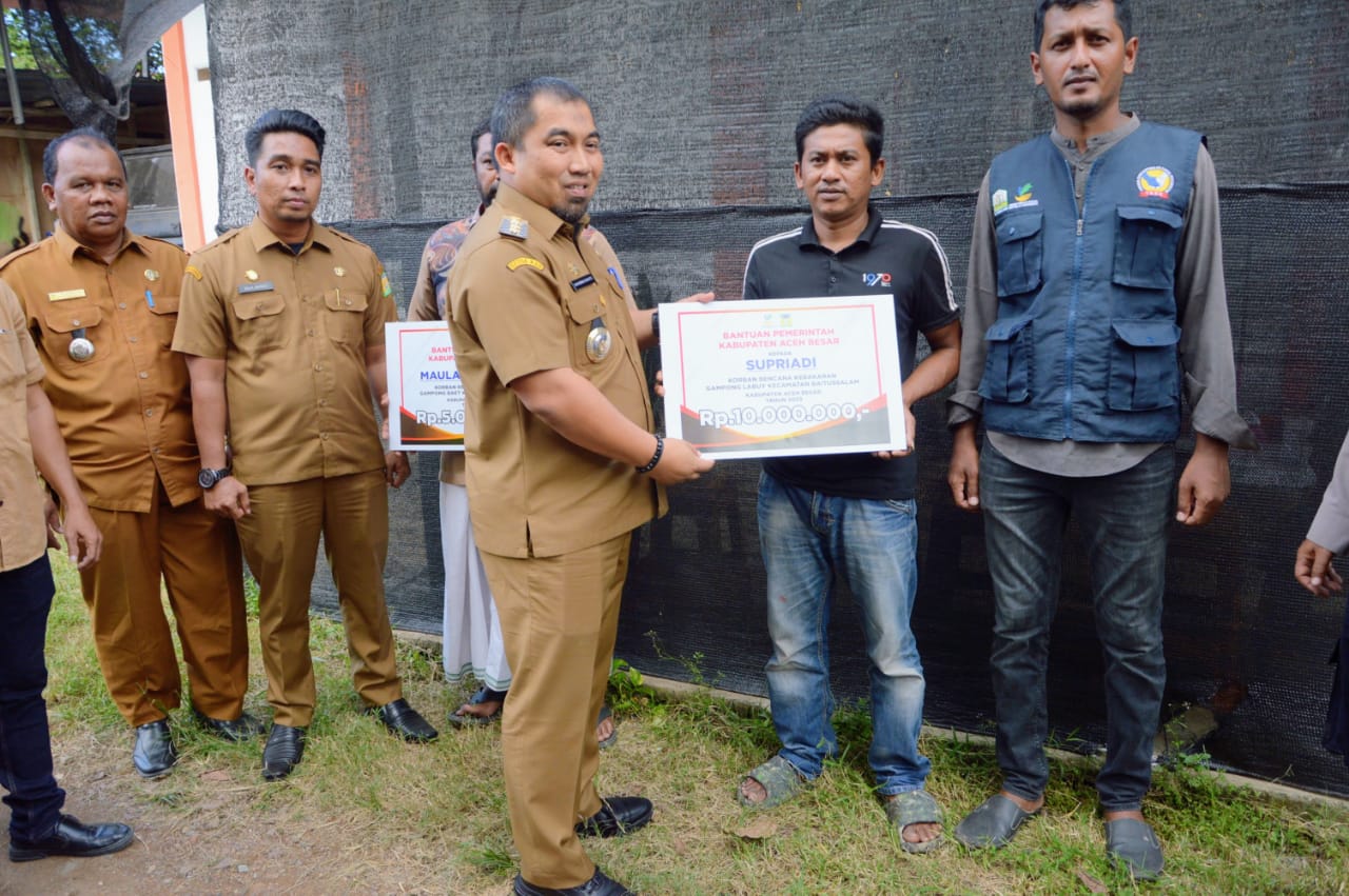 Pj Bupati Aceh Besar Serahkan Bantuan Kepada 10 Korban Bencana Alam dan Sosial