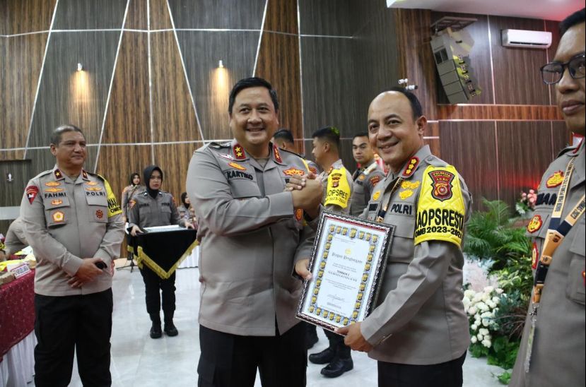 Kapolresta Banda Aceh Terima Penghargaan dari Kapolda Aceh Dalam Penilaian Aplikasi SOT Terbanyak