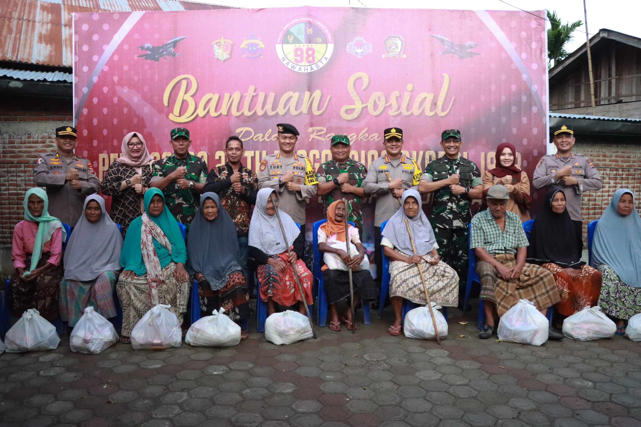 AKABRI TNI Polri Angkatan 1998 Bagikan Bansos di Siron Blang