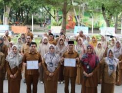 Disdukcapil Serahkan Penghargaan bagi Pegawai Terbaik