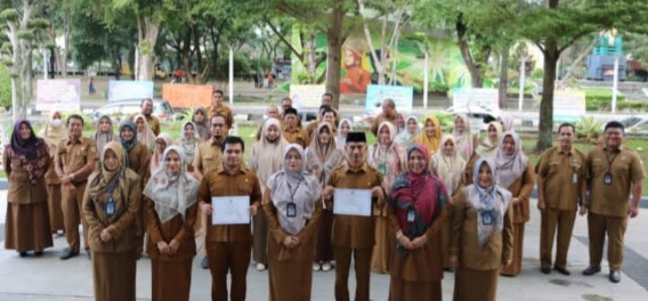 Disdukcapil Serahkan Penghargaan bagi Pegawai Terbaik