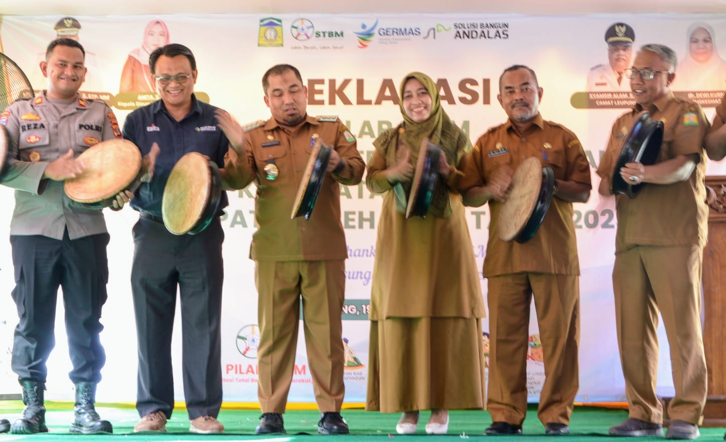 Peh Rapai, Pj Bupati Aceh Besar Deklarasi 5 Pilar STBM di Leupung
