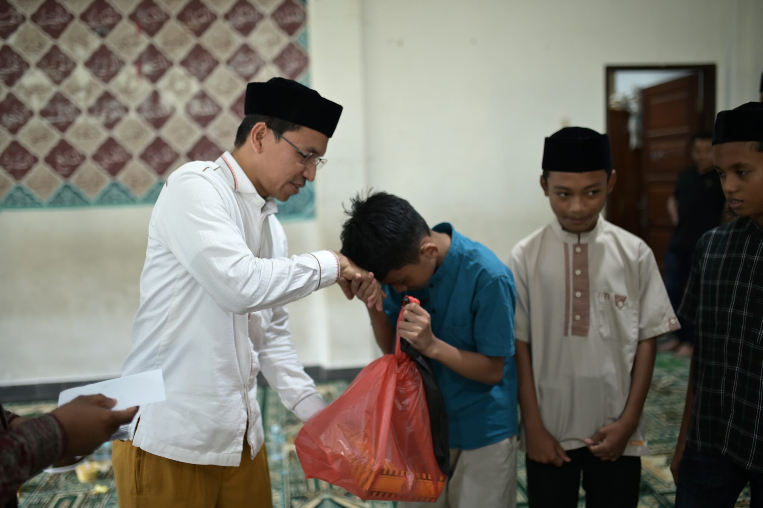 Farid Nyak Umar Santuni Anak Yatim pada Maulid Sanggar Cit Ka Geunta