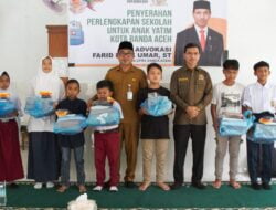 Farid Nyak Umar Serahkan Perlengkapan Sekolah untuk Anak Yatim