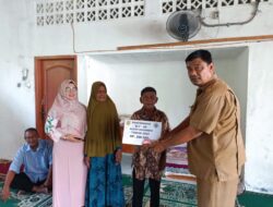 Peunyeurat Serahkan BLT Terakhir di Tahun 2023