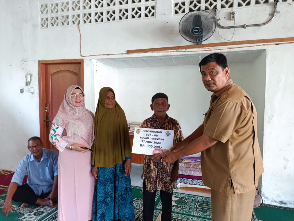 Peunyeurat Serahkan BLT Terakhir di Tahun 2023