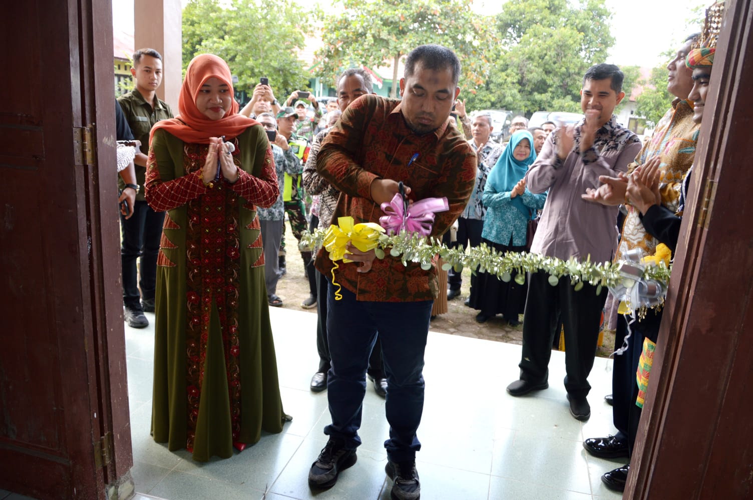 Pj Bupati Aceh Besar Resmikan Rumoh Produksi Batik Malaka