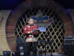 Tutup Piasan Aceh Rayeuk, Pj Bupati Iswanto Bagikan Buku dan Dana Pembinaan Seni Budaya