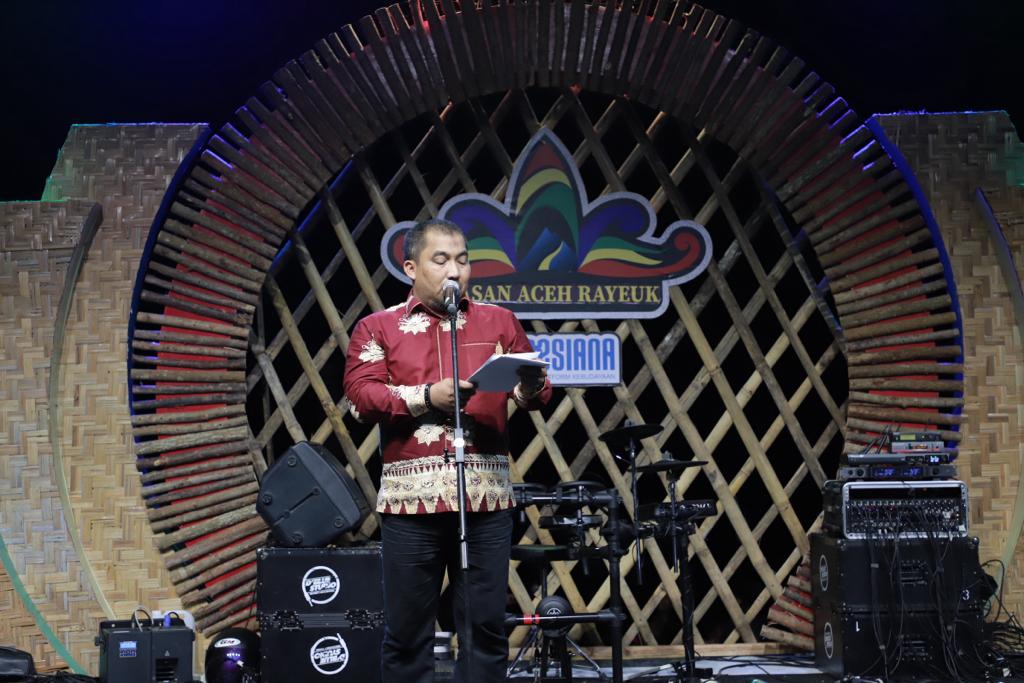 Tutup Piasan Aceh Rayeuk, Pj Bupati Iswanto Bagikan Buku dan Dana Pembinaan Seni Budaya