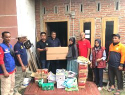 Dinsos Aceh Besar Serahkan Bantuan Masa Panik untuk Korban Kebakaran dan Angin Kencang