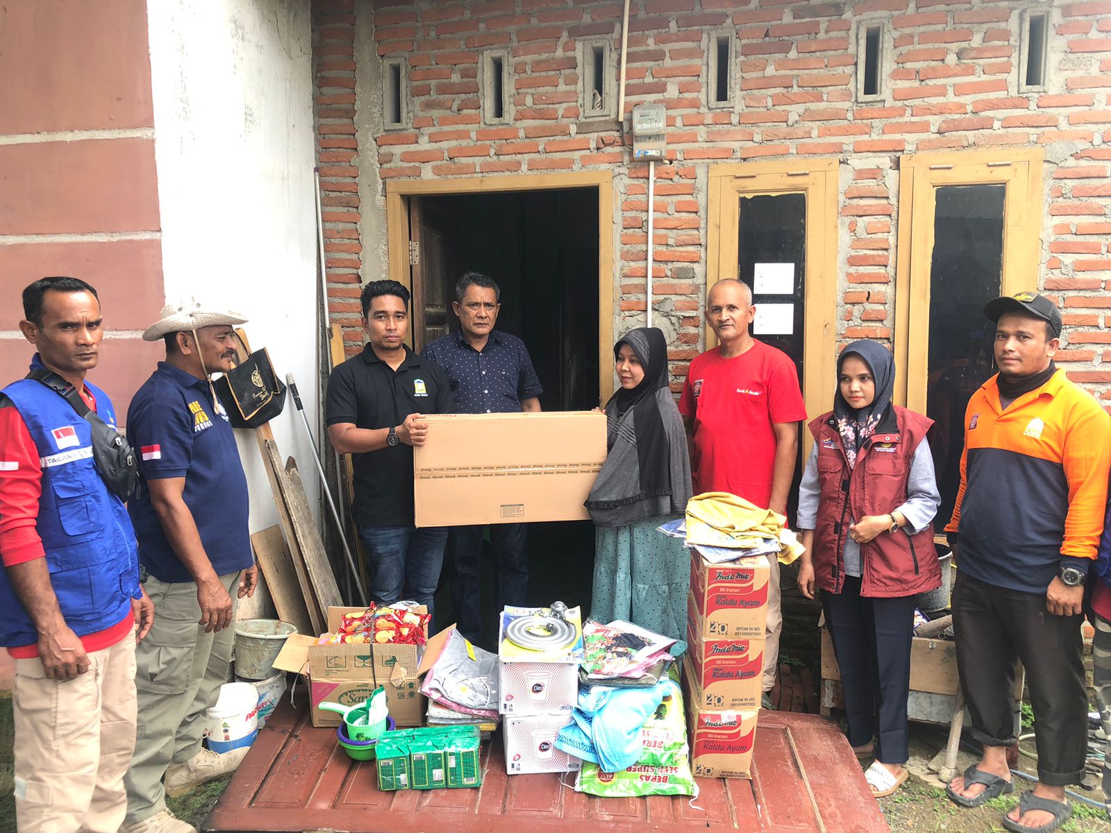 Dinsos Aceh Besar Serahkan Bantuan Masa Panik untuk Korban Kebakaran dan Angin Kencang