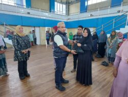 Kendalikan Inflasi, Pemkab Aceh Besar Serahkan Bantuan Sosial