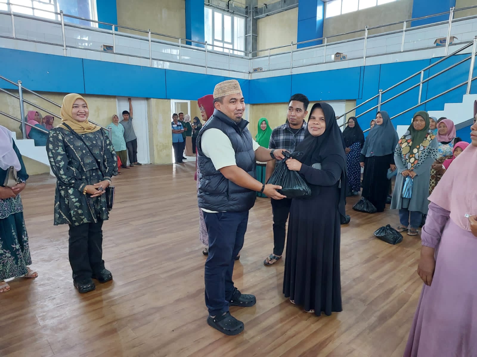 Kendalikan Inflasi, Pemkab Aceh Besar Serahkan Bantuan Sosial