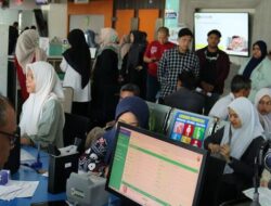 Jelang Akhir Tahun, Warga Kota Padati Disdukcapil