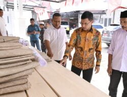 Farid Nyak Umar Serahkan Perlengkapan Fardhu Kifayah untuk Gampong Beurawe
