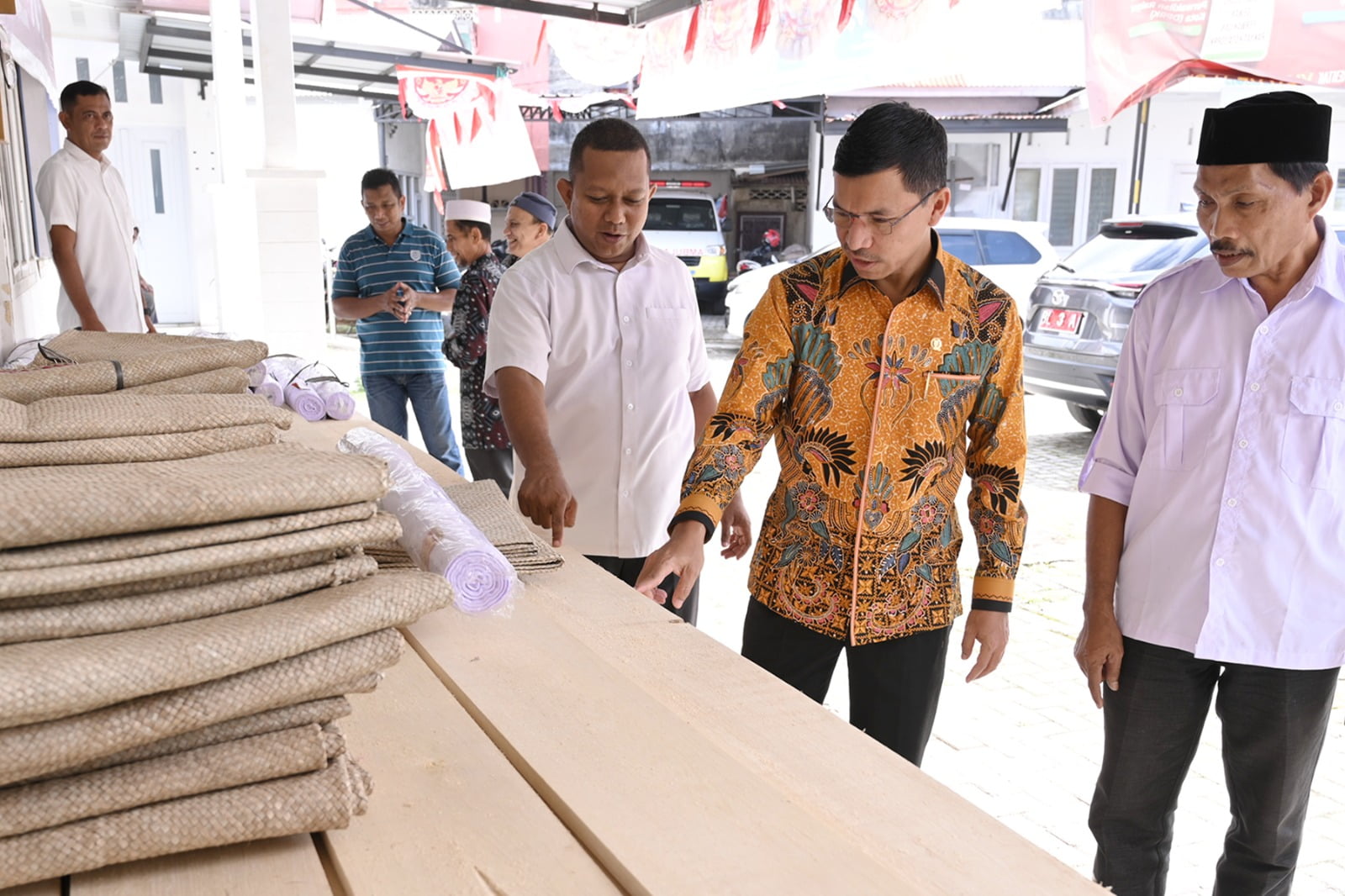 Farid Nyak Umar Serahkan Perlengkapan Fardhu Kifayah untuk Gampong Beurawe
