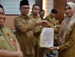 Asisten III Serahkan SK Penempatan ke Lulusan IPDN Angkatan XXIX