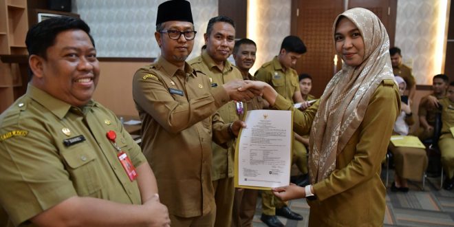Asisten III Serahkan SK Penempatan ke Lulusan IPDN Angkatan XXIX