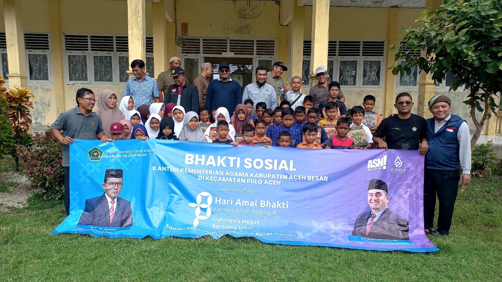 Haru dan Penuh Gembira, Kemenag Aceh Besar Serahkan Paket Belajar untuk Siswa MIN Pulo Aceh