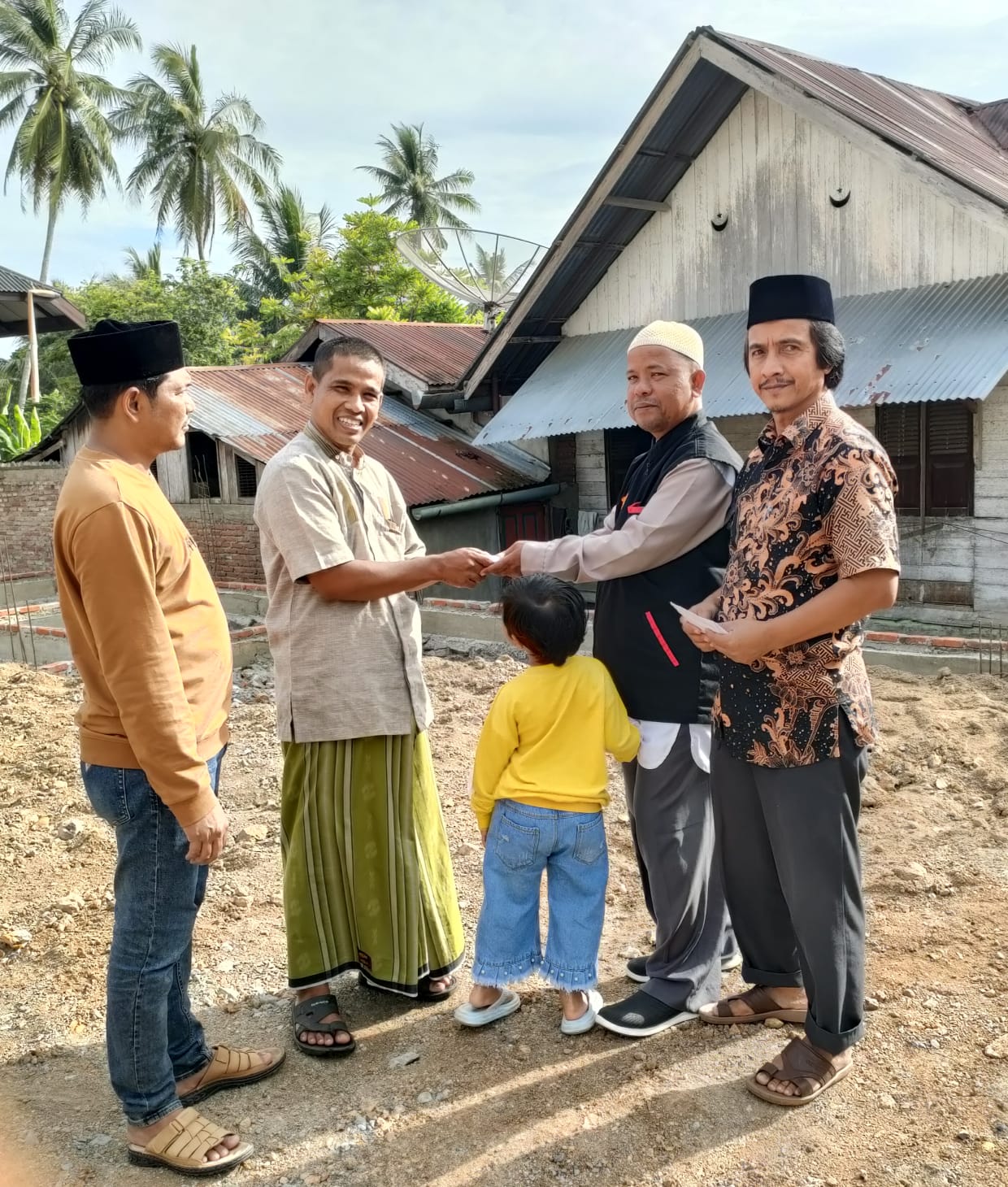 IPQAH Aceh Besar Serahkan Bantuan untuk Korban Kebakaran di Kuta Baro