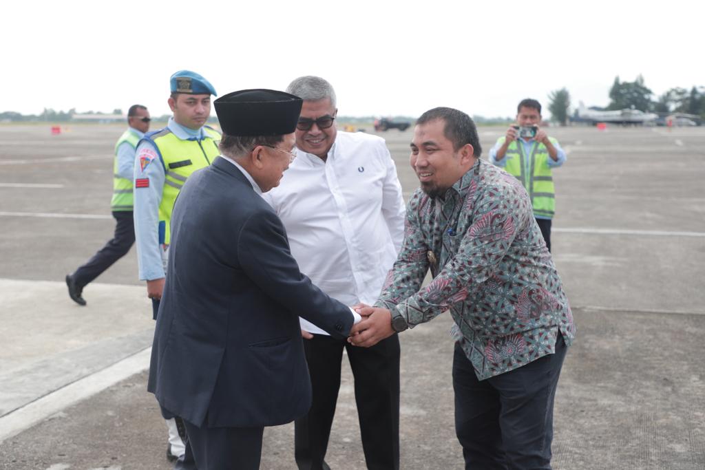 Pj Bupati Aceh Besar Dampingi Sekda Bustami Sambut JK dan Hamid Awaluddin