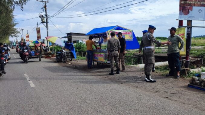 Satpol PP WH Banda Aceh Ingatkan PKL di Depan Pasar Almahira