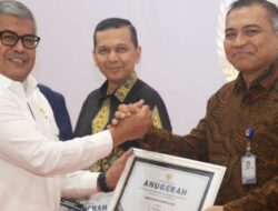 Sekda Aceh Serahkan Penghargaan Untuk Instansi Penerima Anugerah Keterbukaan Informasi Publik