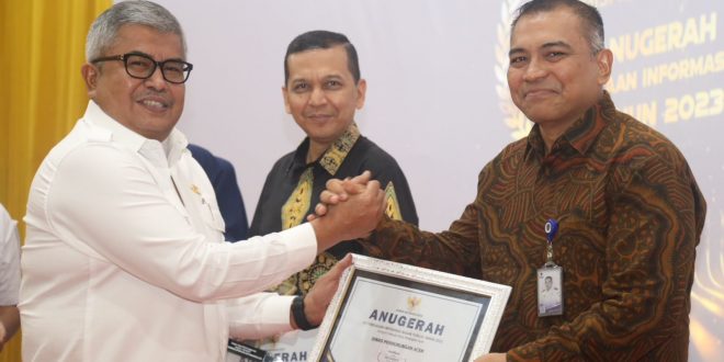 Sekda Aceh Serahkan Penghargaan Untuk Instansi Penerima Anugerah Keterbukaan Informasi Publik