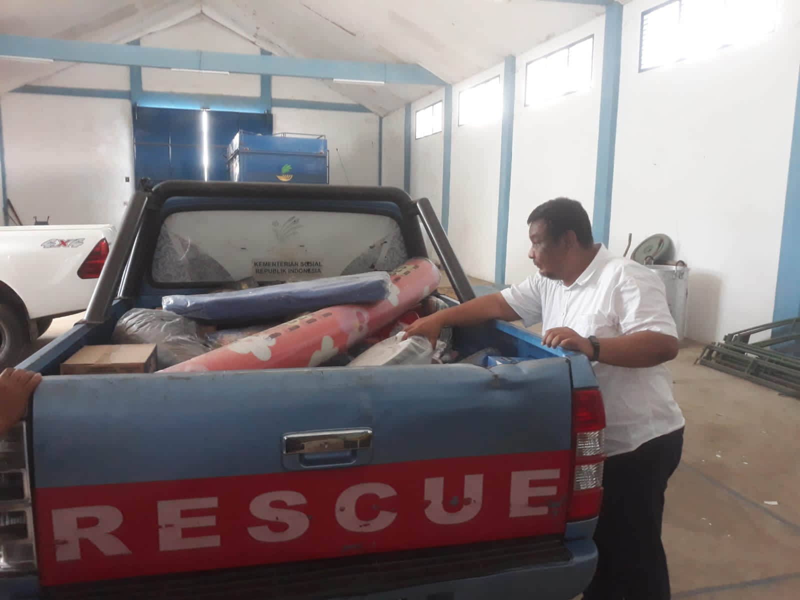 Dinsos Serahkan Bantuan Masa Panik untuk Korban Kebakaran Rusunawa