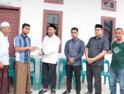 Pemkab Aceh Besar Serahkan Bantuan untuk Korban Kebakaran di Aneuk Galong Titi