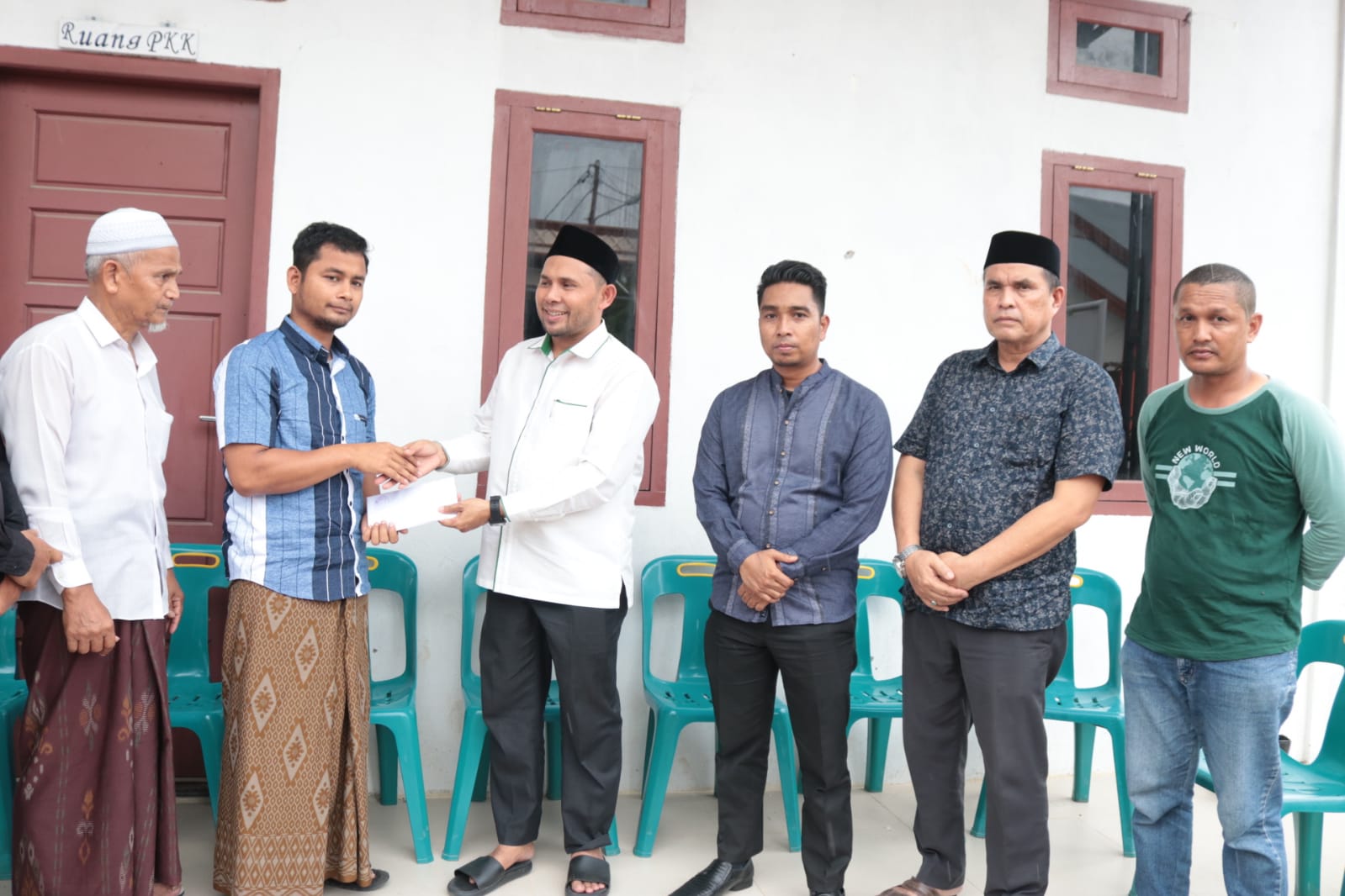 Pemkab Aceh Besar Serahkan Bantuan untuk Korban Kebakaran di Aneuk Galong Titi