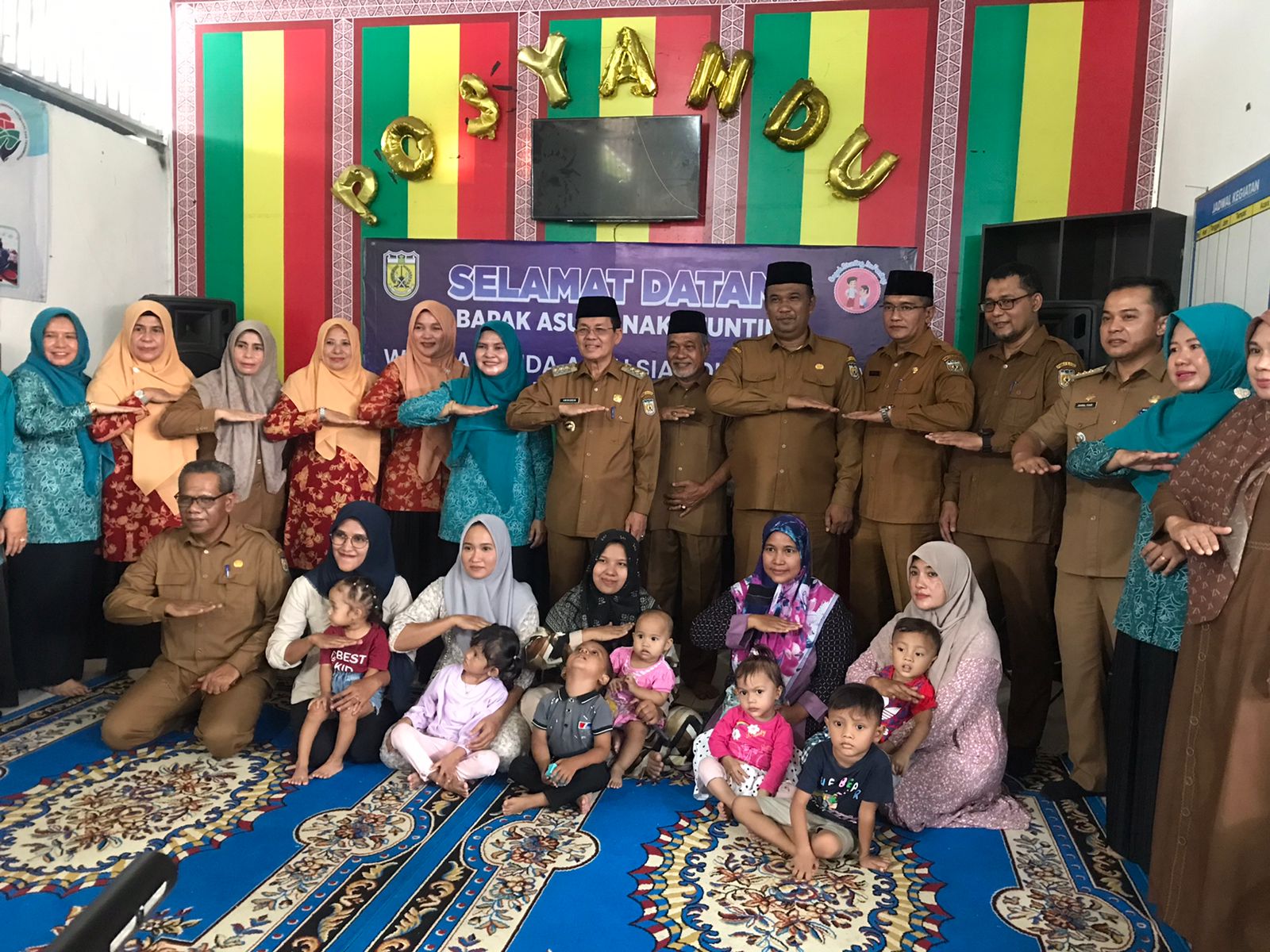 Kunjungi Rumah Gizi Gampong Merduati, Bapak Asuh Anak Stunting Berikan Bantuan Makanan Bergizi
