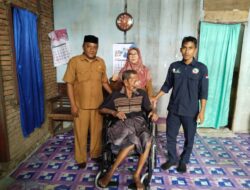 Dinsos Serahkan Bantuan Kursi Roda untuk Warga Kecamatan Ulee Kareng
