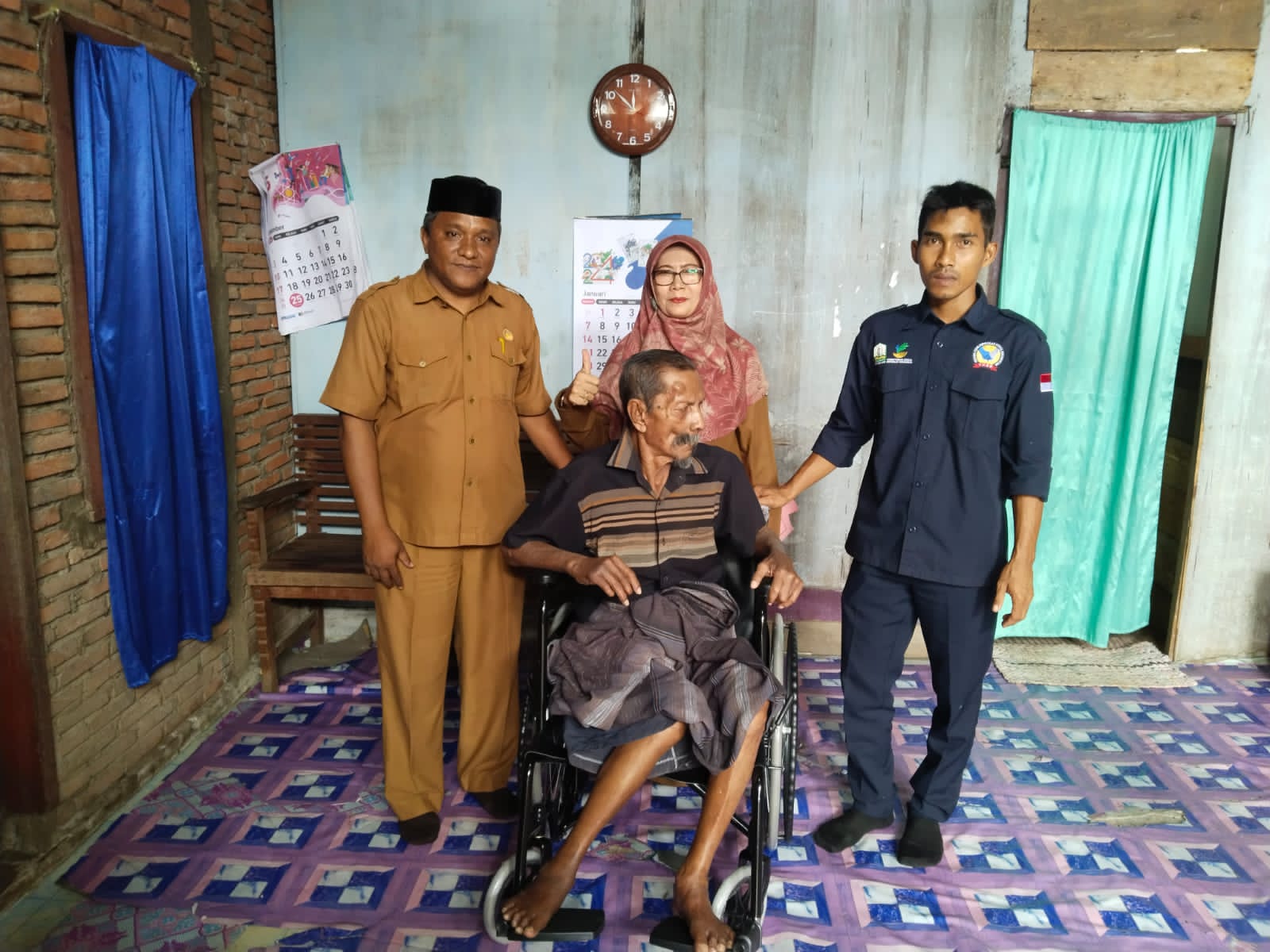 Dinsos Serahkan Bantuan Kursi Roda untuk Warga Kecamatan Ulee Kareng