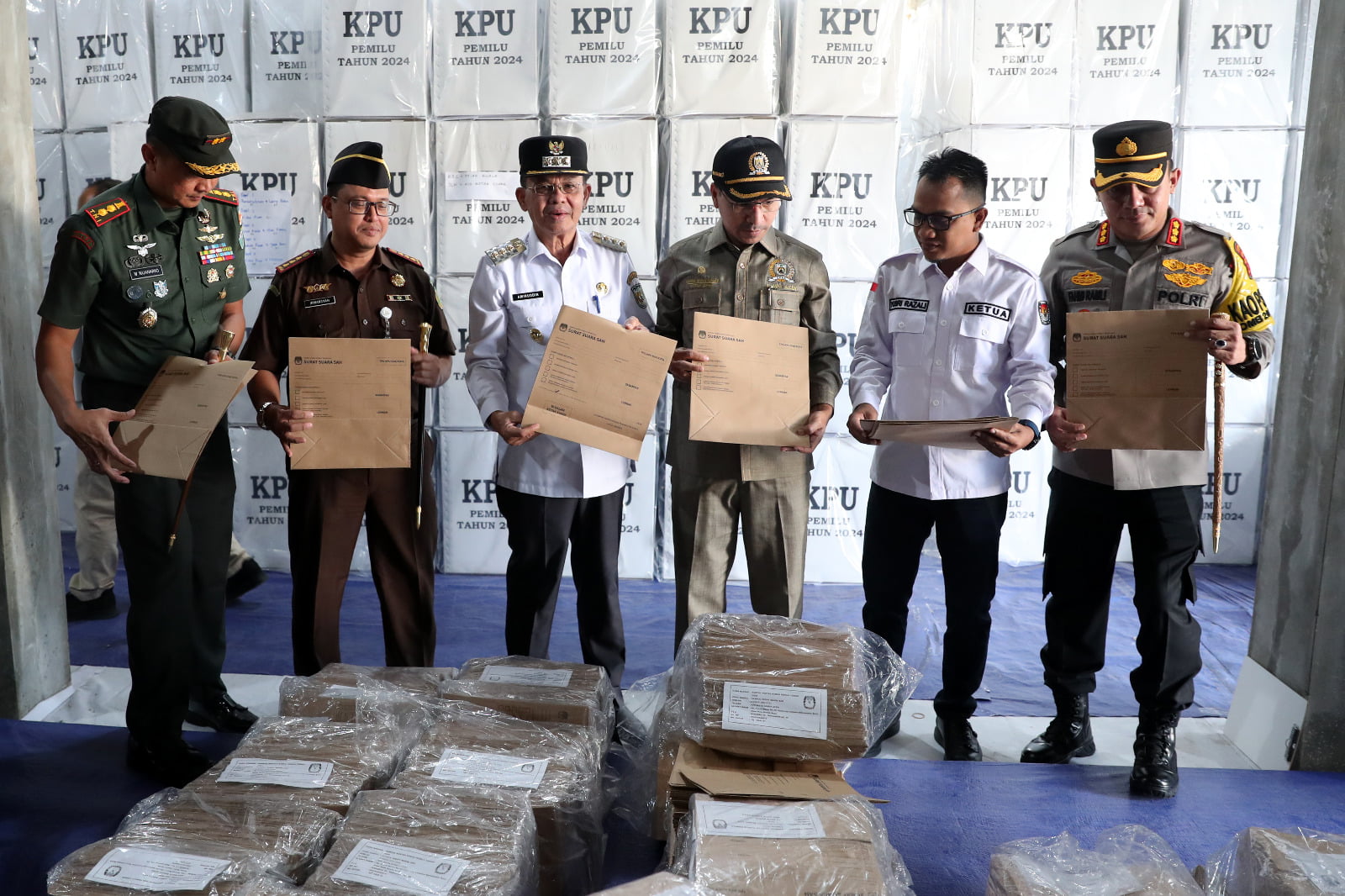 Pj Wali Kota dan Forkopimda Banda Aceh Pantau dan Cek Surat Suara Pemilu 2024