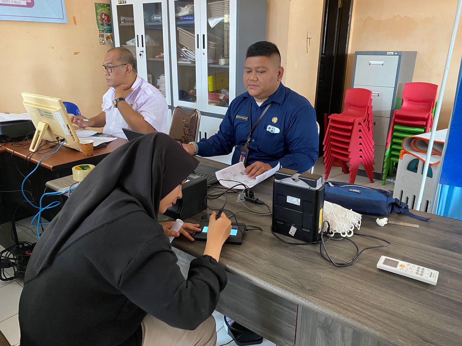 Disdukcapil Jemput Bola Beri Pelayanan Kependudukan di Gampong Lampulo