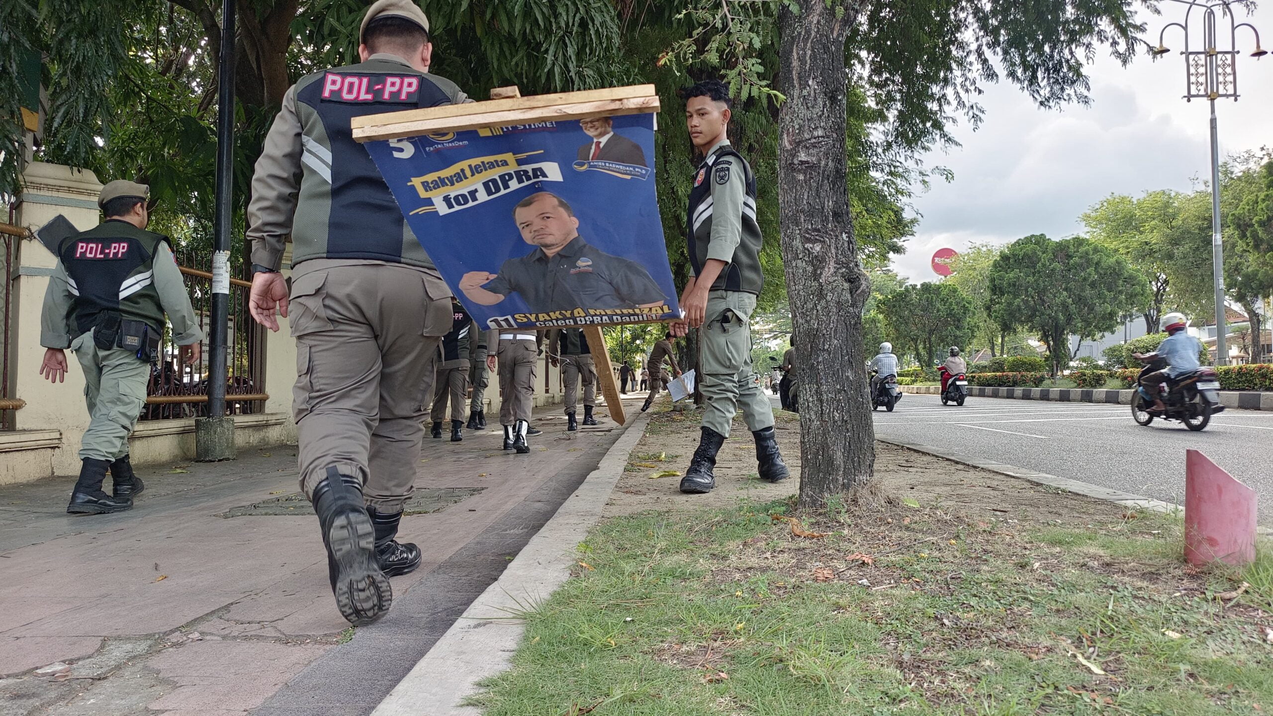 Satpol PP Banda Aceh Tertibkan APK Melanggar Peraturan