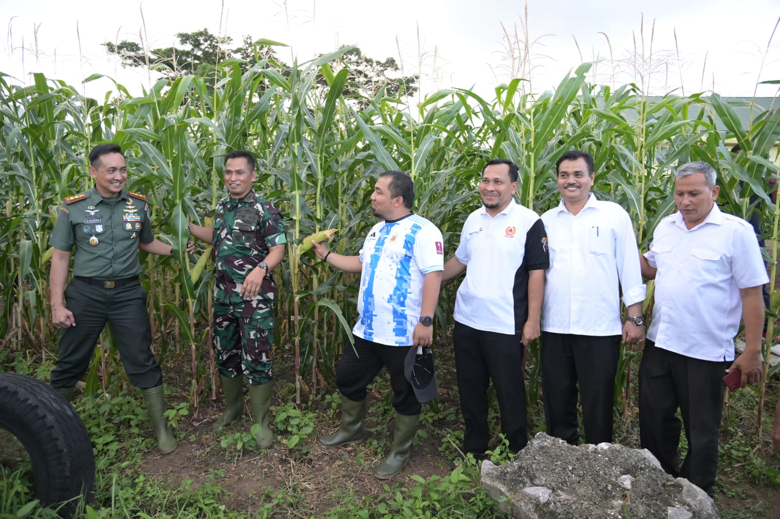 Dandim 0101/KBA dan Pj Bupati Aceh Besar Tinjau Kebun Jagung Yonif Reider 112/DJ