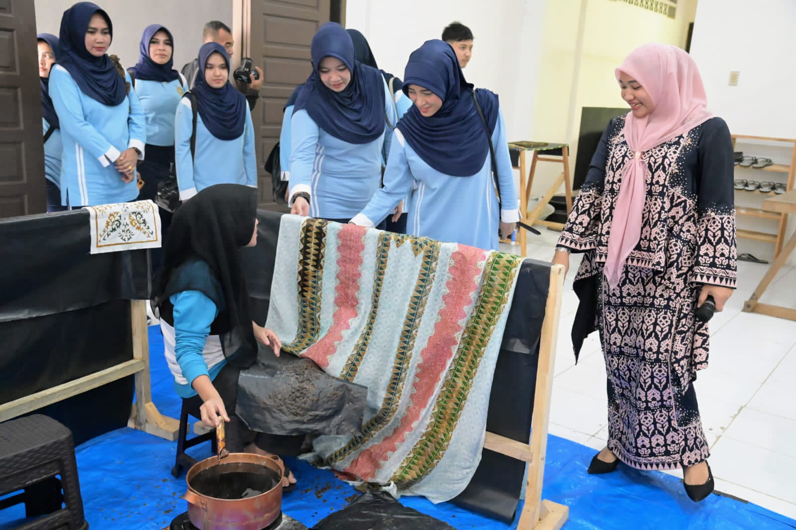 Pj Ketua Dekranasda Aceh Besar Sambut Kunjungan Ketua PIA Ardhya Garini Lanud SIM di Rumah Malaka Batik
