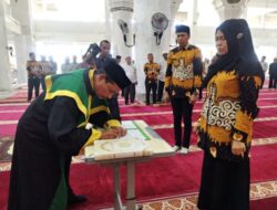 Camat Sukmawati Kukuhkan Tuha Peut dan Tuha Lapan Kemukiman Lueng Bata